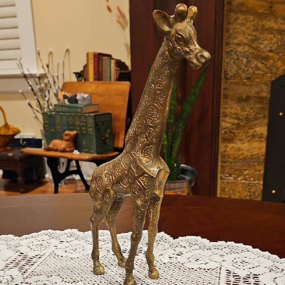 Amazing Solid Textured Heavy Brass Figural Giraffe Sculpture w/Detailed Design